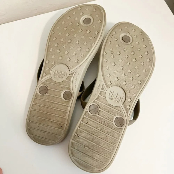 TIDAL Tropical Print Classic Flip Flops - Picture 7 of 9